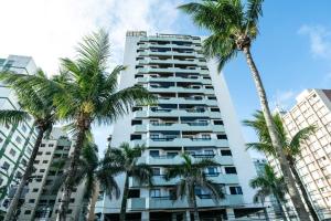 Frente Vista Mar com Varanda WI FI 300mbps e 10m da praia da TUPI - ESTACIONAMENTO gratuito e AR condicionado