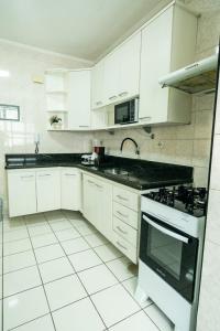 Frente Vista Mar com Varanda WI FI 300mbps e 10m da praia da TUPI - ESTACIONAMENTO gratuito e AR condicionado