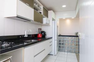 Vista Praia Mar - 2 dormts - com AR condicionado na Suíte - Sala de Estar e Jantar com cozinha integrada - 250 m da praia da Aviação - WI FI - Varanda Gourmet com Churrasqueira e ESTACIONAMENTO gratuito