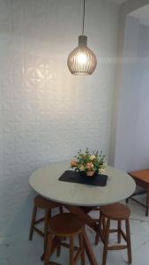 BEIRA MAR II dorm ap207 - TUPI - 15 metros da praia - 2 dormitórios com VARANDA - WI FI e acomoda até 8 pessoas - ESTACIONAMENTO Gratuito