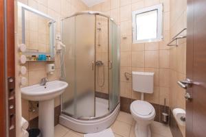 Twin Room with Sea View room in Hotel Bella