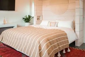 Funboard Room includes King Bed and Mini Kitchenette - Fairfax
