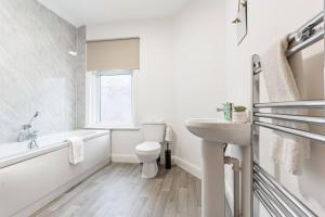 Herschell House - Central Location - Free Parking, Fast Wifi, SmartTV with Netflix - Perfect for Contractors, Families and Groups by Yoko Property