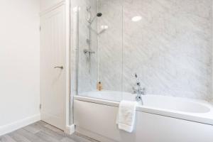 Herschell House - Central Location - Free Parking, Fast Wifi, SmartTV with Netflix - Perfect for Contractors, Families and Groups by Yoko Property