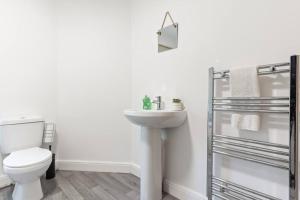 Herschell House - Central Location - Free Parking, Fast Wifi, SmartTV with Netflix - Perfect for Contractors, Families and Groups by Yoko Property