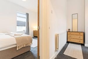 Herschell House - Central Location - Free Parking, Fast Wifi, SmartTV with Netflix - Perfect for Contractors, Families and Groups by Yoko Property