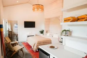 Longboard Studio and Funboard Room includes King Bed and Kitchenette plus King Murphy and Mini Kitchenette - 斯廷森海滩