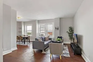 Sleek & Spacious 3BR Apartment - Hyde Park 1004 - Grant Village