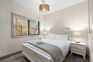 Seaside Retreat - Steps from Surf and Cafes