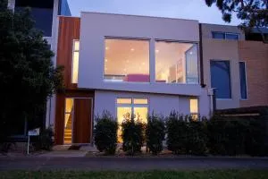 Ocean View Townhouse in Central Torquay - City
