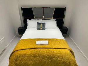 Perfect 1 Bed Apartment Sleeps 5 1 Kingsize bed 1 double Sofabed & Foldable Single bed Free Parking Wifi good transport network shopping Holiday Makers Families Contractors in North London