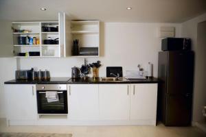 Perfect 1 Bed Apartment Sleeps 5 1 Kingsize bed 1 double Sofabed One Single Mattress Free Parking Wifi good transport network shopping Holiday Makers Families Contractors in North London