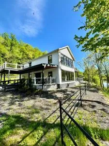 Saugerties Modern Charm with Creekside access and views - Red Hook