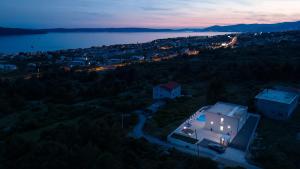 Family friendly house with a swimming pool Kastel Sucurac, Kastela - 21678