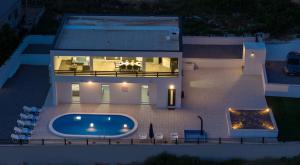 Family friendly house with a swimming pool Kastel Sucurac, Kastela - 21678 