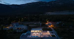 Family friendly house with a swimming pool Kastel Sucurac, Kastela - 21678 