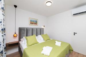 Family-friendly apartments with swimming pool Supetar, Brac - 12893