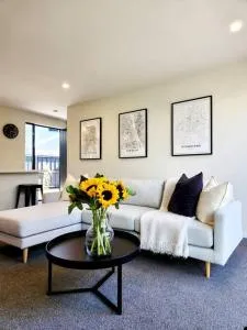 City House with Garage - Governors Bay