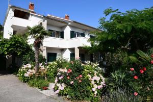 Apartments with parking space Banjol, Rab - 23240 - 4hvězdičkové hotely ve městě Rab