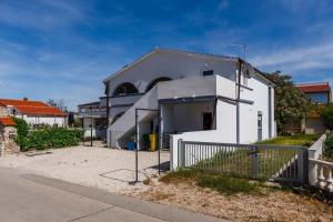 Apartments by the sea Vir - 23250