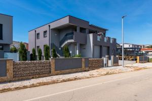 Apartments with parking space Vir - 23252