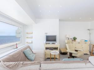 Bright apartment with frontal sea view