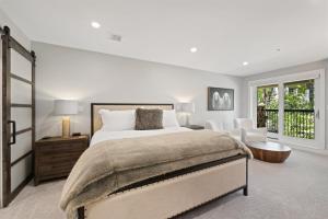 Platinum-Rated 2 Bedroom Ski In, Ski Out Condo In Bc Village