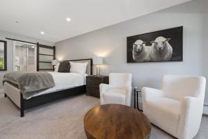 Platinum-Rated 2 Bedroom Ski In, Ski Out Condo In Bc Village