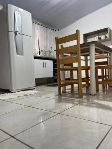 Casa de Praia -500 metros da Praia - Com 06 camas -sendo duas de casal - Garagem e entrada individual- Ar condicionado e roupa de cama