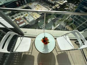 Executive Stay with Balcony & Malls at Uptown BGC