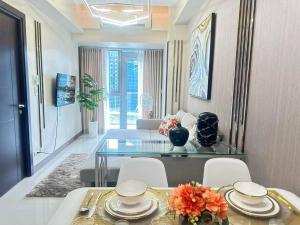 Executive Stay with Balcony & Malls at Uptown BGC