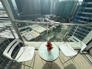 Executive Stay with Balcony & Malls at Uptown BGC