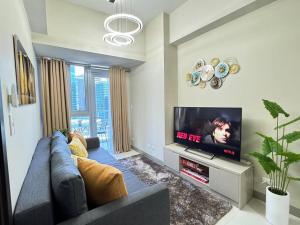 Executive Gem beside Malls and Bars at Uptown BGC