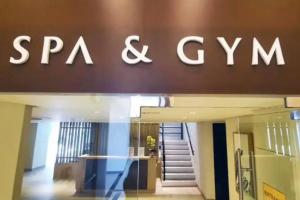 Free Parking with balcony and city view at Uptown Parksuites BGC
