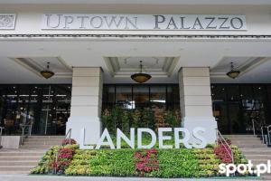 Free Parking with balcony and city view at Uptown Parksuites BGC