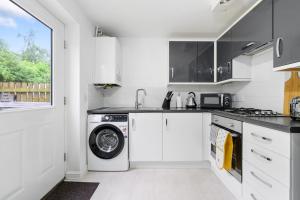 Modern 2 Bed Home with Driveway Near Coop Live & Etihad Stadium , Sleeps 5 , Self Checkin and Free Parking