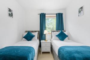 Modern 2 Bed Home with Driveway Near Coop Live & Etihad Stadium , Sleeps 5 , Self Checkin and Free Parking