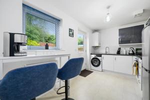 Modern 2 Bed Home with Driveway Near Coop Live & Etihad Stadium , Sleeps 5 , Self Checkin and Free Parking