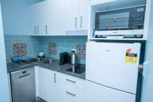Blue Door Apartment - CBD Location, 2 Bed 2 Bath