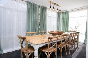 The Byng House Grand and Central, Entertain 12