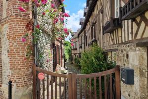 La Parenthèse Saint Jean Charming Studio in the Heart of Honfleur