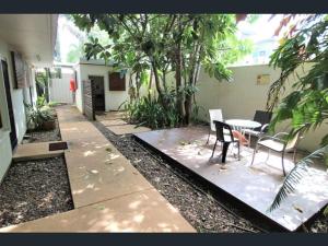 Tropical Oasis, saltwater pool In the heart of Parap Orange