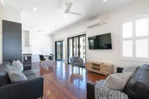 Largs Oasis, Beach and Jetty views - Free wine - Semaphore