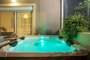 Sea Breeze & Nature villa with pool and hot jaguzzi near the sea