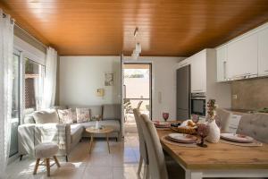 Sea Breeze & Nature villa with pool and hot jaguzzi near the sea