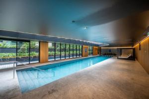 Luxury Melbourne 4 Bed Apt - Pool and Parking