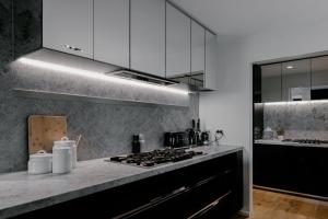 Luxury Melbourne 4 Bed Apt - Pool and Parking