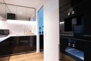 Luxury Melbourne 4 Bed Apt - Pool and Parking