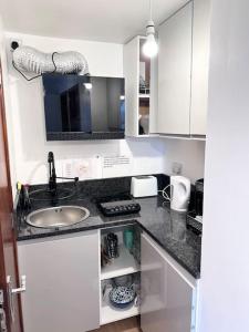 Comfortable Private Room in a Friendly Home in Headington next to Brookes University Oxford, C