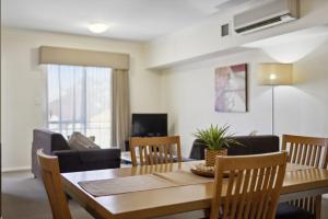 Spacious Apt in Northbridge with Pool